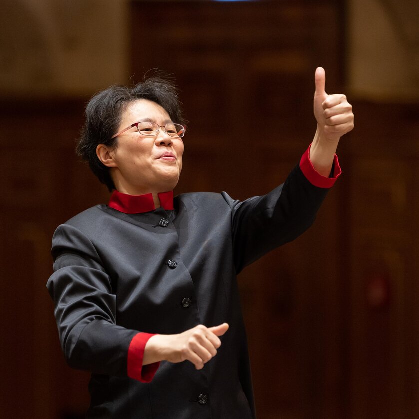 Conductor Mei Ann Chen gives a thumbs-up and smiles. | © Nikola Milatovic