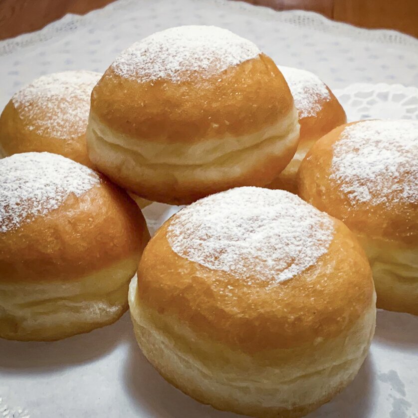 Sechs Faschingskrapfen mit Staubzucker auf einem Teller. | © Steiermark Tourismus - Ute Hödl