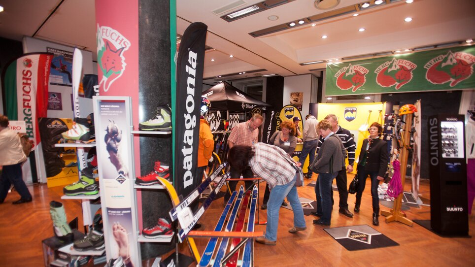 Teilnehmer erkunden Ausstellerstände auf einer Messe für Outdoor-Sport. | © MCG - Martin Wiesner