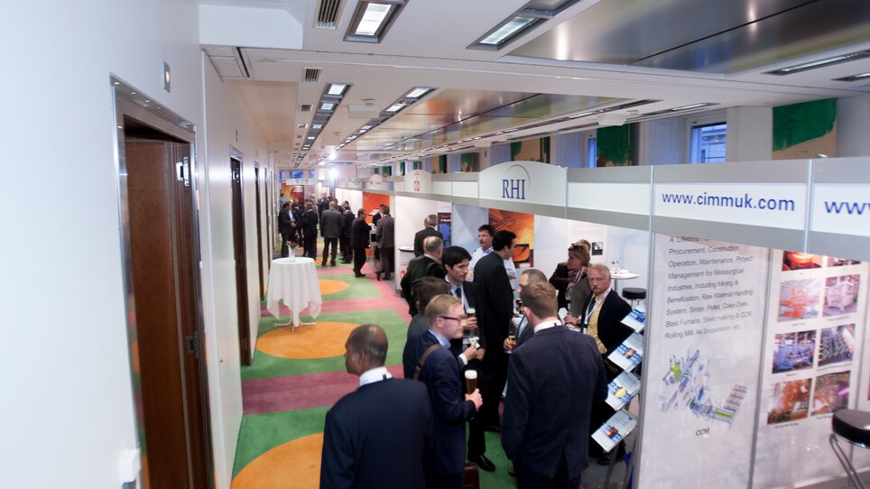 Geschäftsleute bei einer Konferenz in Graz, modern gestalteter Veranstaltungsort. | © MCG - Martin Wiesner