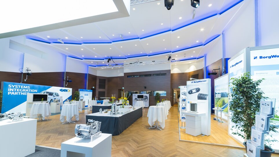 Blick auf eine moderne Tagungslocation mit Ausstellungsständen. | © MCG - Werner Krug