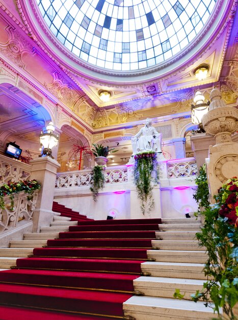 Magnificent staircase with flowers and glass roof in Graz. | © MCG - Werner Krug