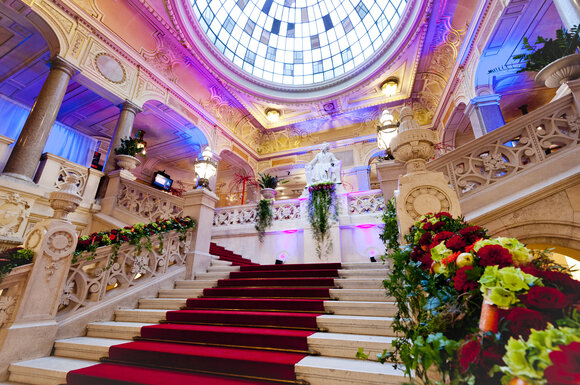 Magnificent staircase with flowers and glass roof in Graz. | © MCG - Werner Krug
