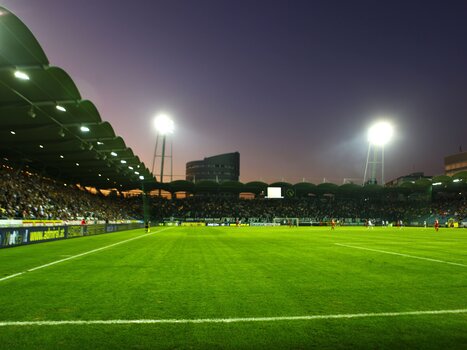Blick auf ein Fußballspiel in der MERKUR Arena Graz bei Dämmerung. | © MCG - Alex Stangl