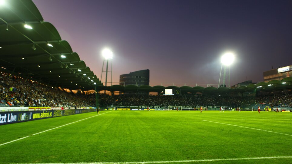 Blick auf ein Fußballspiel in der MERKUR Arena Graz bei Dämmerung. | © MCG - Alex Stangl