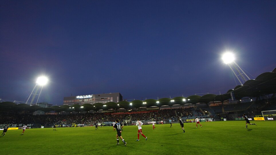 Spielszene mit Spielern und Zuschauern in der MERKUR Arena Graz bei Dämmerung. | © MCG - Alex Stangl