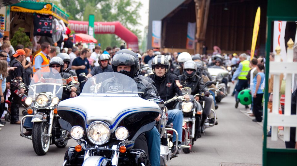 Eine Gruppe von Motorradfahrern fährt durch eine belebte Straße. | © MCG - Wiesner