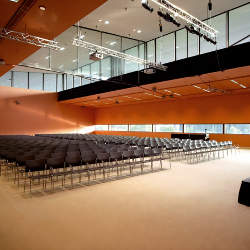 Blick auf einen leeren modernen Veranstaltungsraum für Konferenzen in Graz. | © MCG
