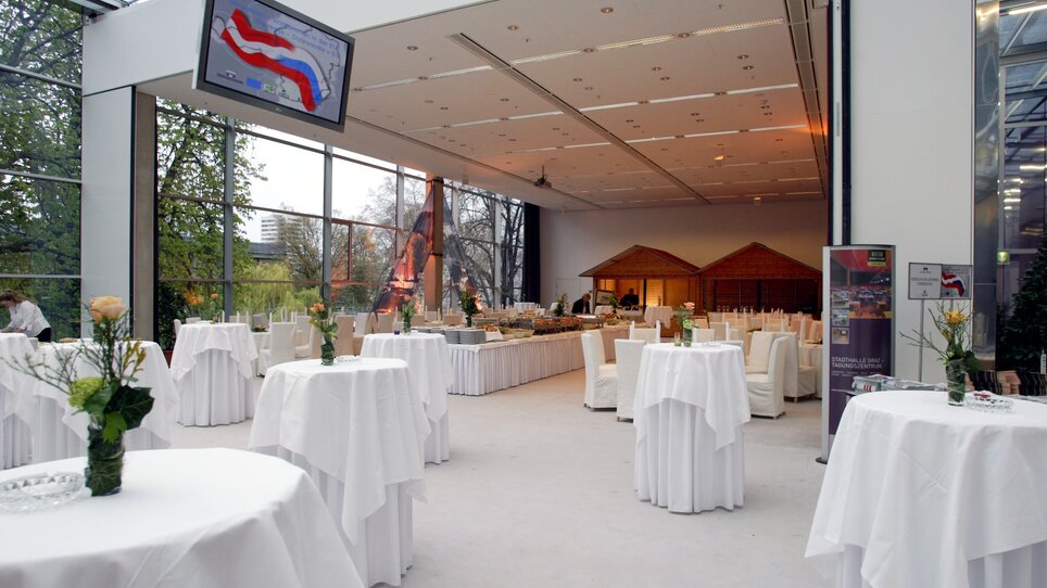 Elegante Eventlocation in Graz mit runden Stehtischen und Catering-Bereich. | © MCG