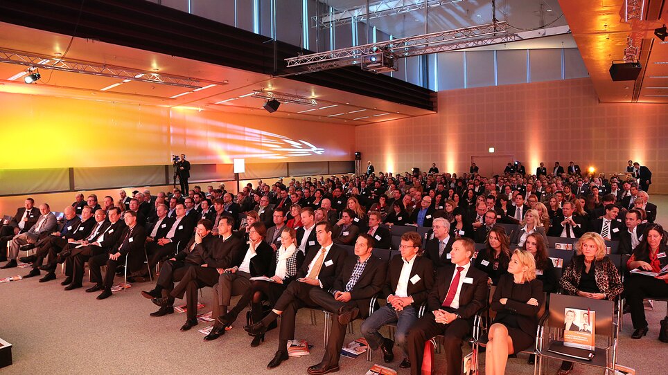 Teilnehmer eines Business-Events in Graz, betont Networking und moderne Architektur. | © MCG - Martin Wieser