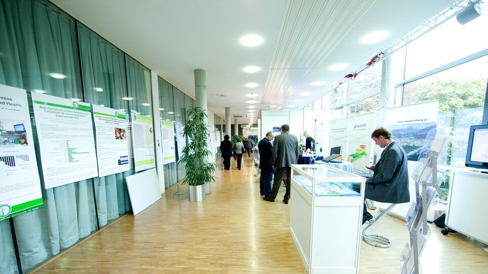 Teilnehmer einer Konferenz in Graz beim Networking und Austausch. | © MCG