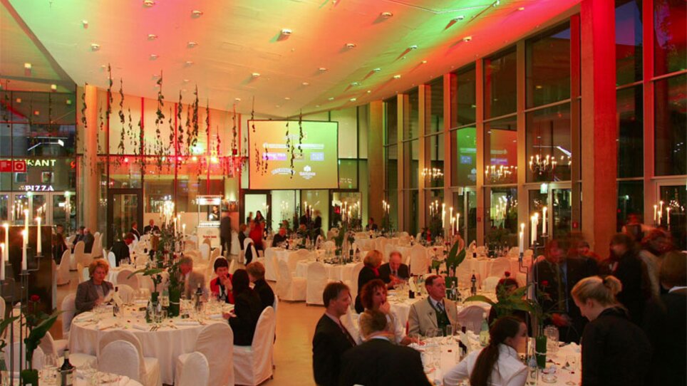 Gäste genießen ein Abendessen in einem stilvollen Veranstaltungsort in Graz. | © MCG