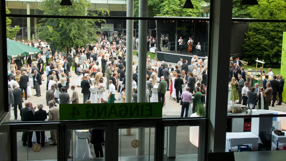Hauptsächlich in Anzug gekleidete Gäste auf einem Networking-Event in Graz. | © MCG - Martin Wiesner
