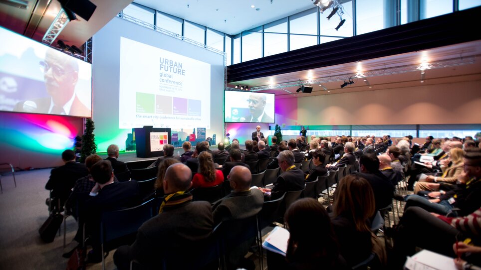 Teilnehmer der Urban Future Konferenz in Graz, moderne Architektur, Networking-Event im Veranstaltungssaal. | © MCG - Martin Wiesner