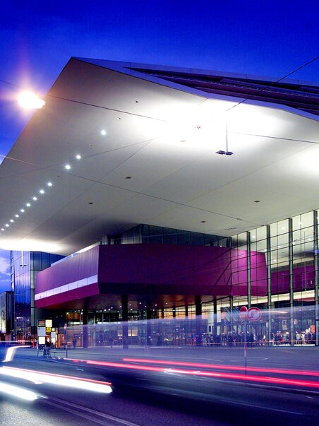 The exhibition center at night, a key venue for conferences. | © MCG - Werner Krug
