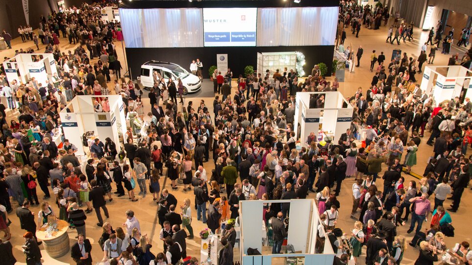 Überfüllte Veranstaltung mit Standbesuchen und Networking-Möglichkeiten in Graz. | © MCG - Martin Wiesner