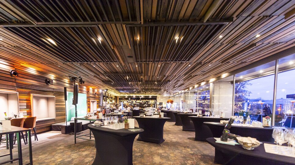 Elegant event space with cocktail tables. | © Aiola im Schloss