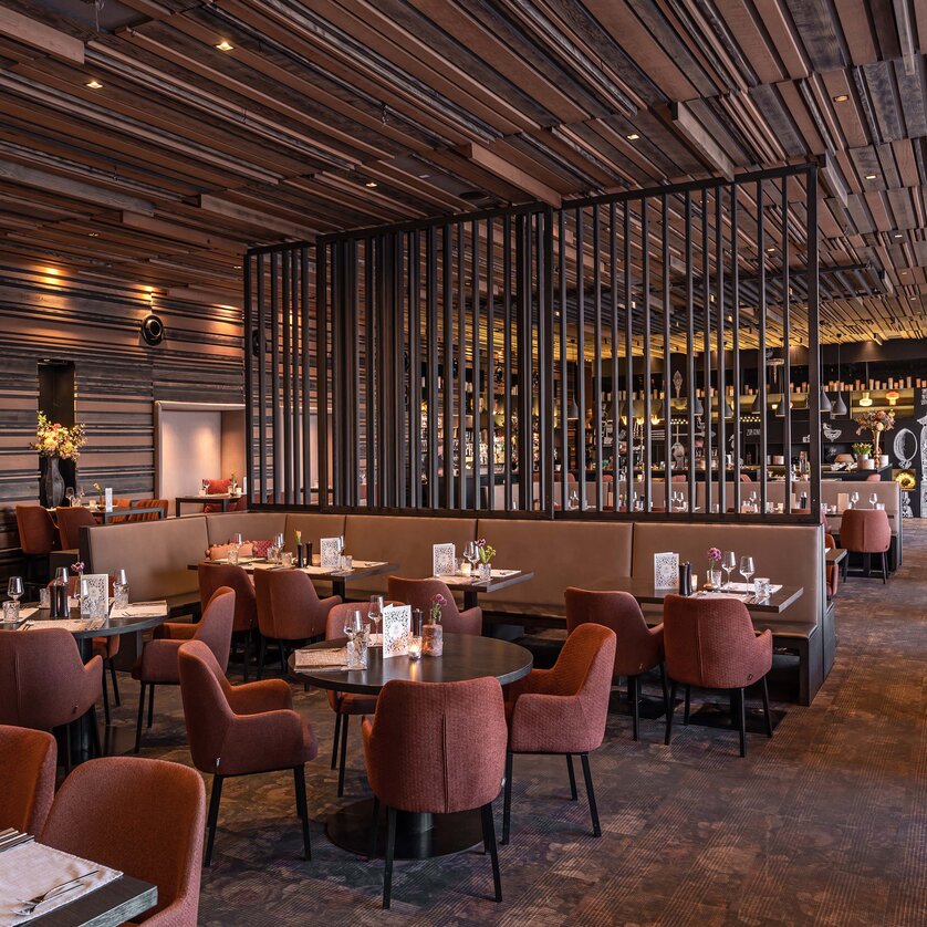 Modernes Restaurant mit stilvollem Interieur | © Aiola im Schloss Ein elegantes Restaurantdesign mit gemütlichen Tischen und modernen Elementen. | © Aiola im Schloss