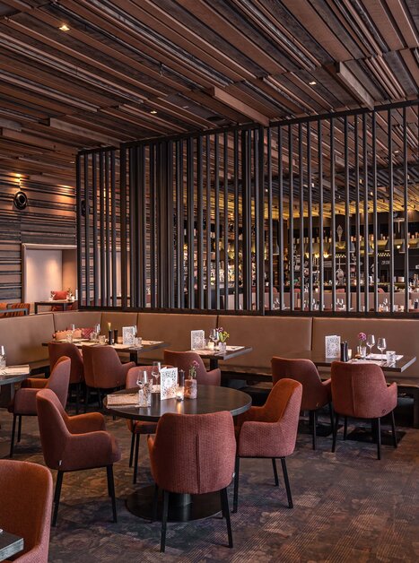 Ein elegantes Restaurantdesign mit gemütlichen Tischen und modernen Elementen. | © Aiola im Schloss