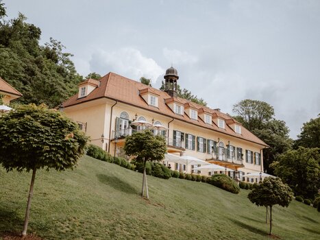The castle set in greenery. | © Stefan Mang Photography