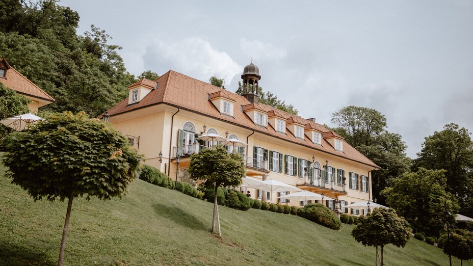 The castle set in greenery. | © Stefan Mang Photography
