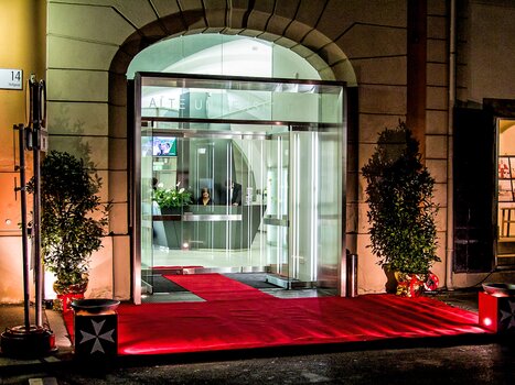 The Old University Graz with a red carpet and elegant plants. | © Bernhard Wenghofer