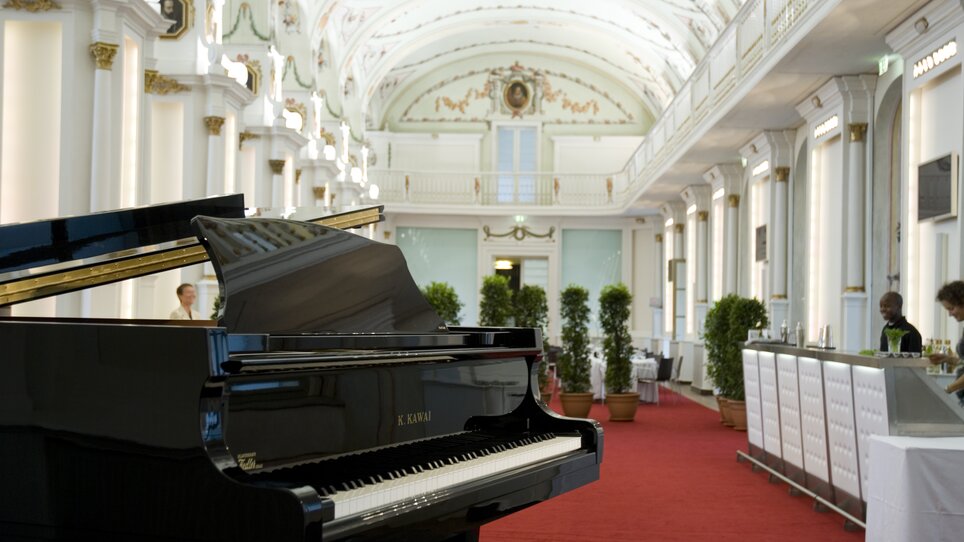 Spacious bright room featuring a piano, perfect for conferences and events. | © Alte Universität