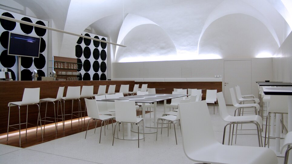 Bright, open space with flexible furnishings at the old university. | © Alte Universität