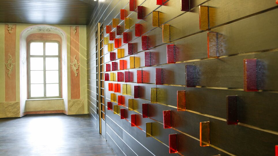 Room with colorful wall elements, bright lighting. | © Alte Universität