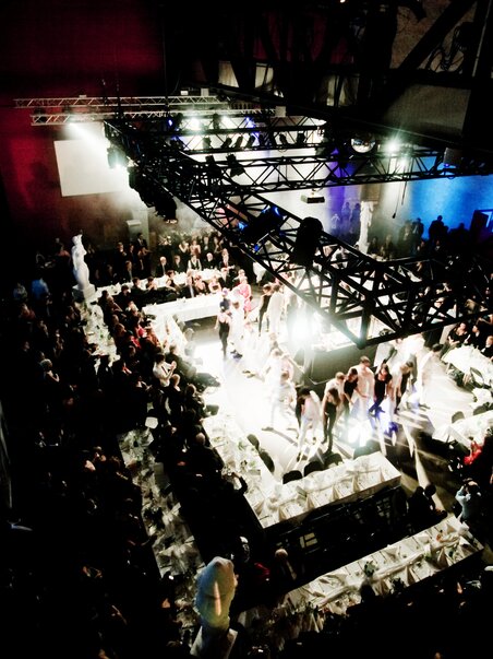 A vibrant event with tables and a lit stage at Dom im Berg. | © Grazer Spielstätten - Lupi Spuma