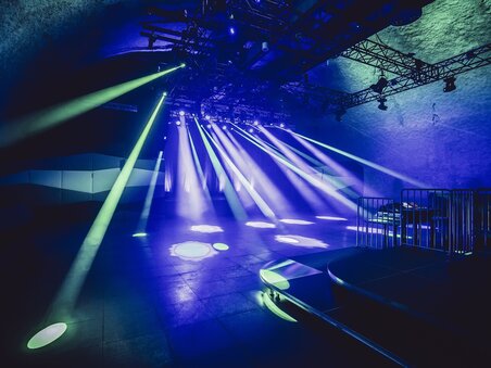 The image shows the Dom im Berg event location with impressive lighting and flexible space utilization. | © Lupi Spuma