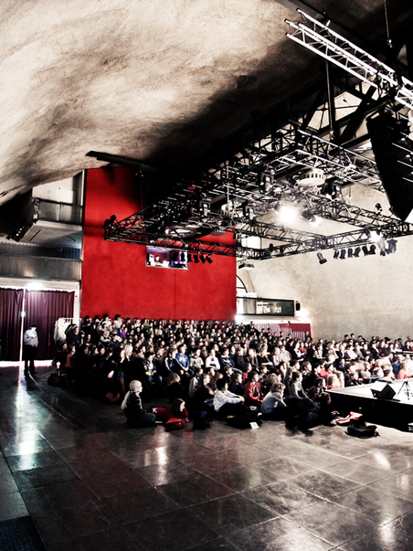 Interior view of an event at Dom im Berg with many guests. | © Lupi Spuma