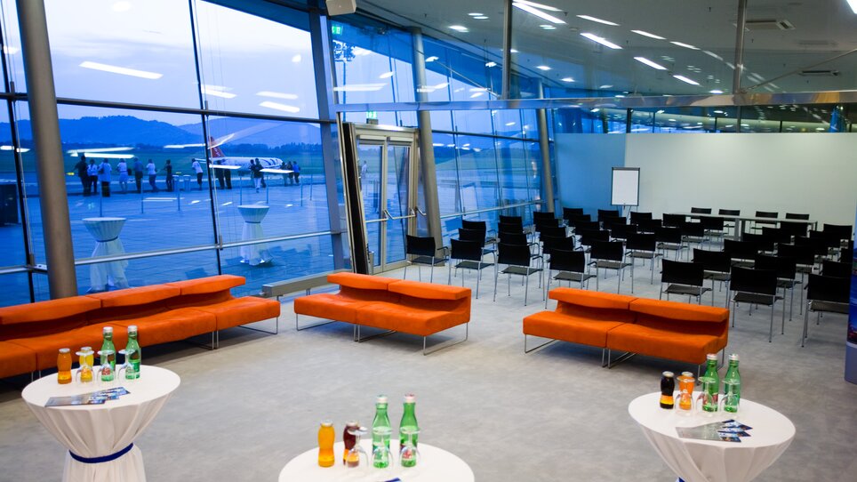 Overview of the event space featuring seating and drinks. | © Flughafen Graz