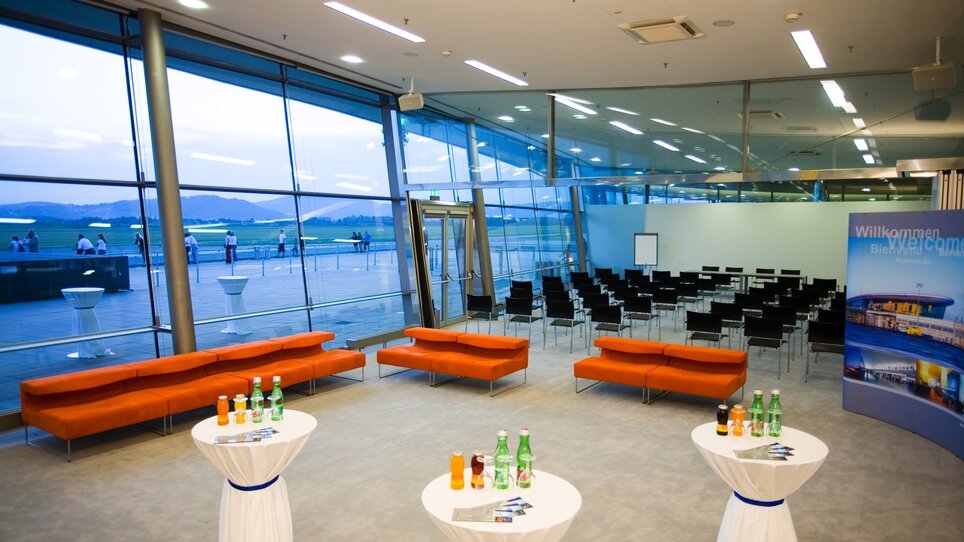Interior view of the event hall at Graz Airport with seating and cocktail tables. | © Flughafen Graz