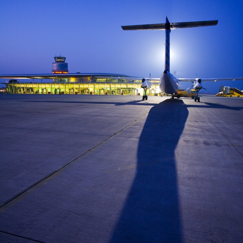 Ein Flugzeug steht am Flughafen Graz während der Dämmerung. | © Flughafen Graz