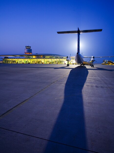 An aircraft at Graz Airport during twilight. | © Flughafen Graz