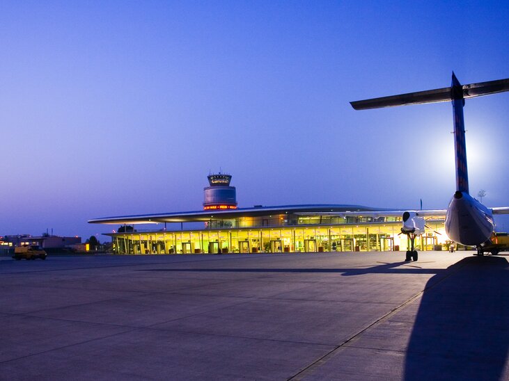Der Flughafen Graz bei Dämmerung mit modernen Linien und Beleuchtung. | © Flughafen Graz - Krug