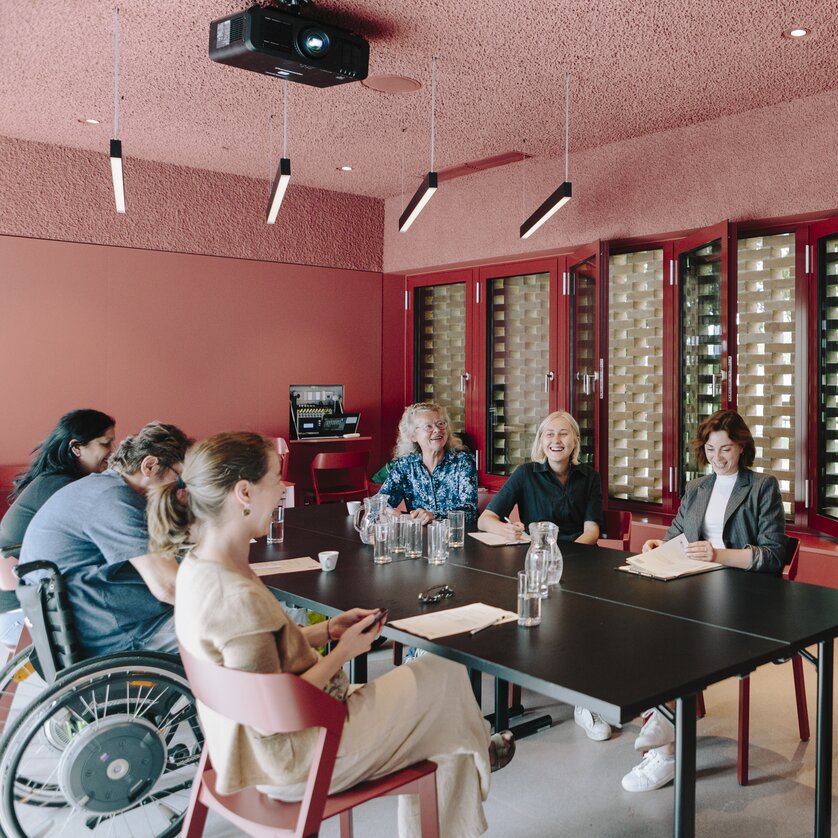 Teilnehmer bei der Besprechung in einem modernen Raum, Fokus auf Networking. | © Sebastian Reiser