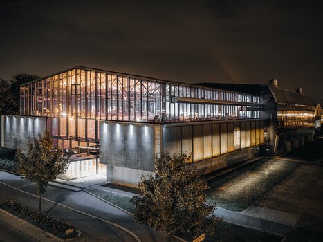 Die Helmut List Halle in Graz bei Nacht, ideal für Tagungen und Events. | © Stefan Leitner