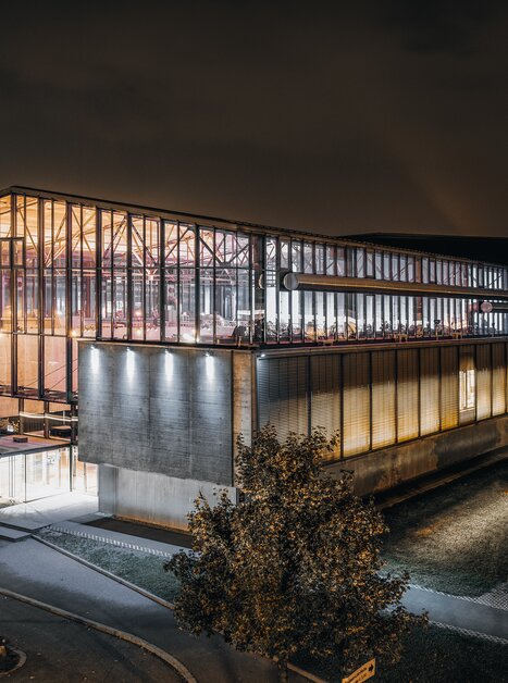 The front of Helmut List Halle at night. | © Stefan Leitner