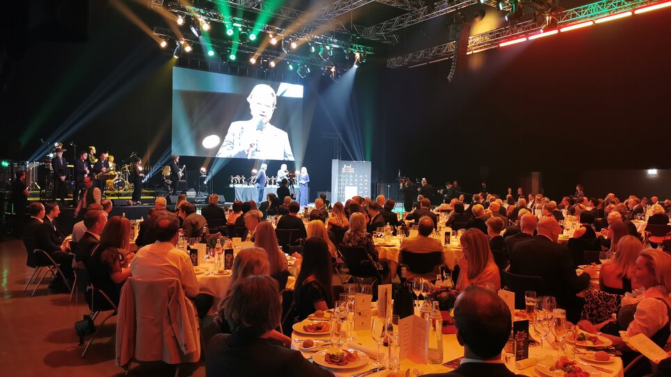 Teilnehmer bei einer Konferenz mit festlicher Atmosphäre und Abendessen. | © Helmut List Halle
