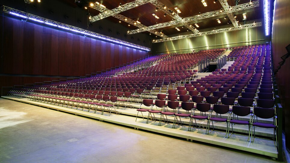 Blick auf die bestuhlte Halle für Konferenzen in Graz. | © Helmut List Halle - Harald Eisenberger