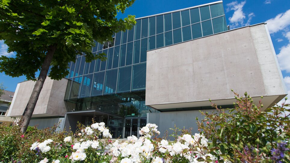 Die Helmut List Halle in Graz, ein moderner Veranstaltungsort mit großer Fensterfront. | © Graz Tourismus - Harry Schiffer