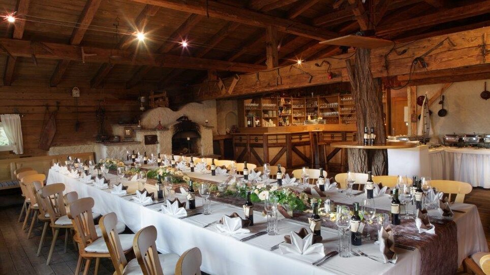 Großer Tisch in der Almhütte Graz für Geschäftstreffen oder Feiern. | © I AM Hotels