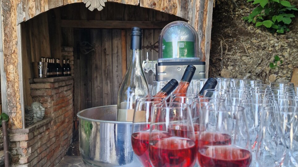 Gläser mit roséfarbendem Getränk vor der Almhütte Graz. | © I AM Hotels