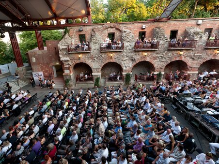 Blick auf das Publikum bei einer Veranstaltung in den Kasematten Graz. | © Graz Tourismus - Harry Schiffer