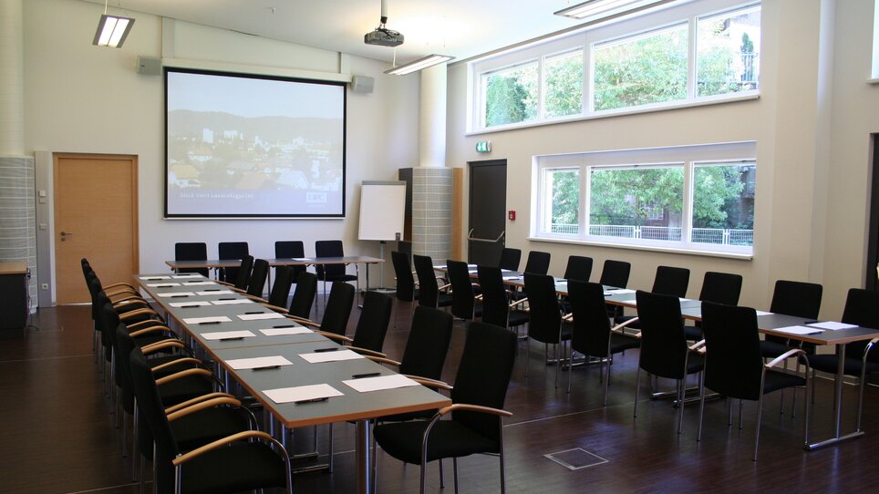 Meeting room with tables, chairs, and technical equipment. | © Markus Kaiser, Graz