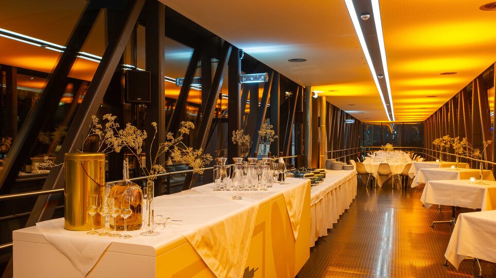 Elegant venue with beautiful lighting and flexible furnishings. | © UMJ - N. Lackner