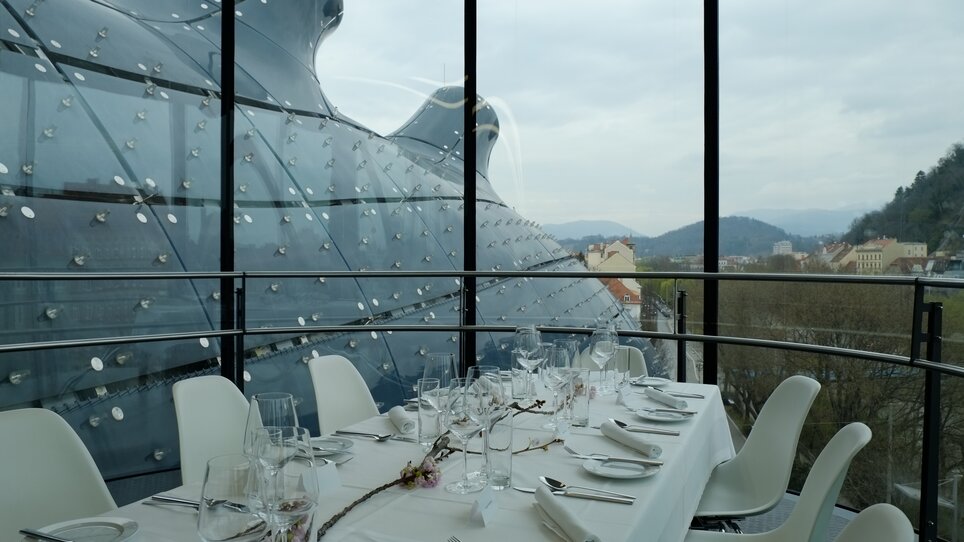 Elegant meeting room with a view of Kunsthaus Graz. | © UMJ - Filzwieser