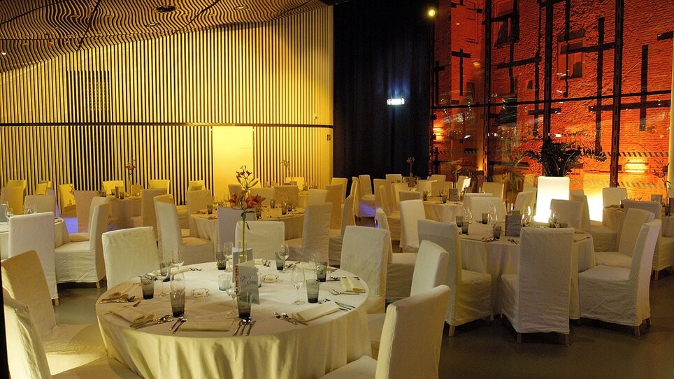 Elegant dining area in Kunsthaus Graz for business events. | © Universalmuseum Joanneum